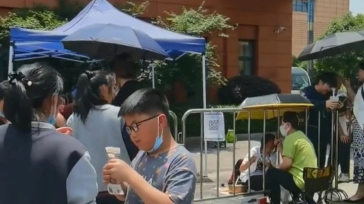 Bố lặn lội 200km đến trường nấu ăn ngay tại cổng cho con ăn vì 1 cú điện thoại - 2