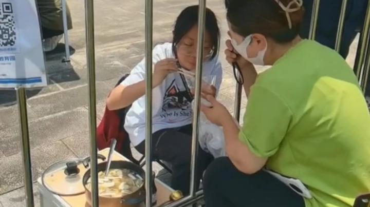 Bố lặn lội 200km đến trường nấu ăn ngay tại cổng cho con ăn vì 1 cú điện thoại - 3