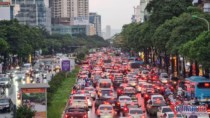 Phố Hà Nội thành sông, nghìn phương tiện chôn chân nhìn nước rút - 2