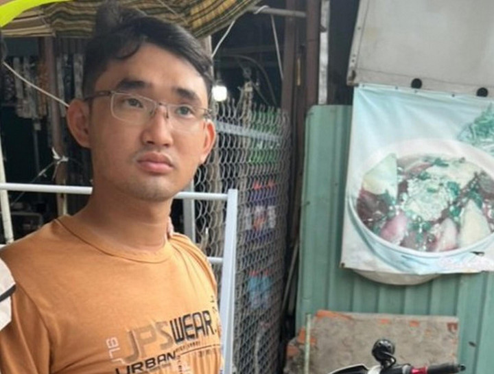 Khởi tố nam thanh niên dùng búa cướp tiệm vàng ở TP.HCM - 1