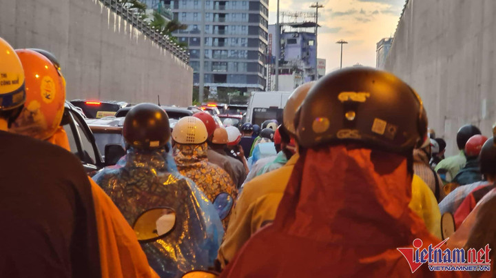 Phố Hà Nội thành sông, nghìn phương tiện chôn chân nhìn nước rút - 5