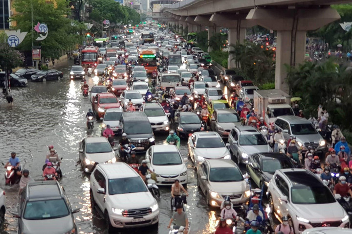 Phố Hà Nội thành sông, nghìn phương tiện chôn chân nhìn nước rút - 10