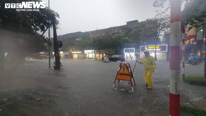 Cây đổ, đường ngập như sông ở Hà Nội sau cơn mưa lớn - 5