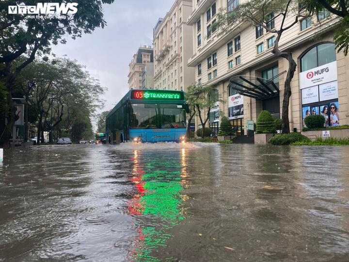 Cây đổ, đường ngập như sông ở Hà Nội sau cơn mưa lớn - 6