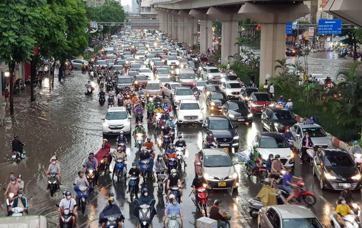 Phố Hà Nội thành sông, nghìn phương tiện chôn chân nhìn nước rút - 9