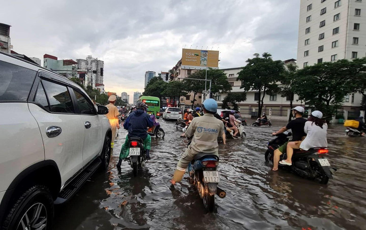 Phố Hà Nội thành sông, nghìn phương tiện chôn chân nhìn nước rút - 7