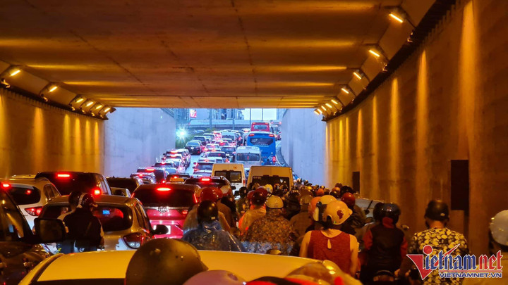 Phố Hà Nội thành sông, nghìn phương tiện chôn chân nhìn nước rút - 4