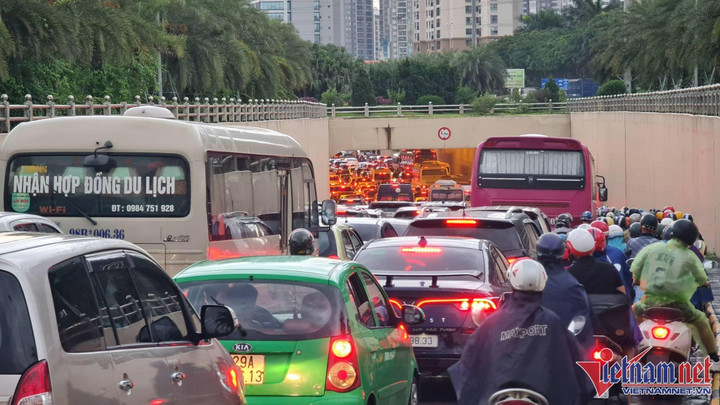 Phố Hà Nội thành sông, nghìn phương tiện chôn chân nhìn nước rút - 3