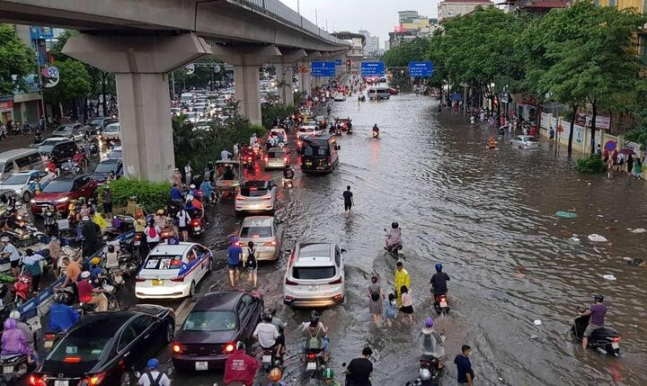 Phố Hà Nội thành sông, nghìn phương tiện chôn chân nhìn nước rút - 8