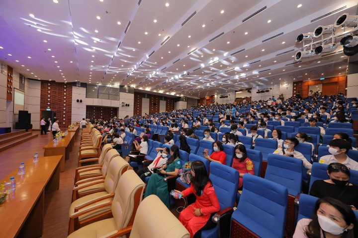 Lễ Vinh danh và Trao giải Olympic tiếng Anh trên Internet năm học 2021 - 2022 - 1