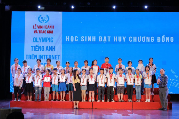 Lễ Vinh danh và Trao giải Olympic tiếng Anh trên Internet năm học 2021 - 2022 - 7