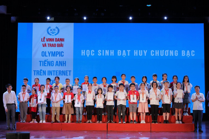 Lễ Vinh danh và Trao giải Olympic tiếng Anh trên Internet năm học 2021 - 2022 - 6