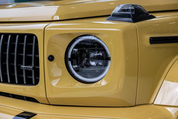 Cận cảnh Mercedes-AMG G63 màu vàng cát hiếm gặp - 2