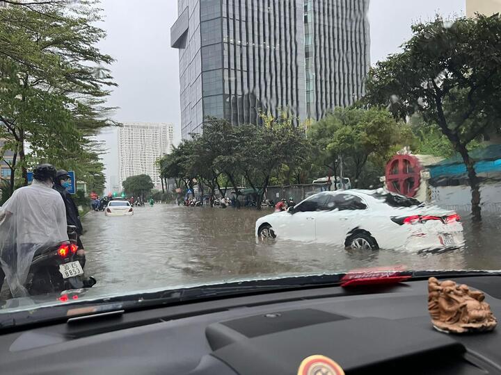 Cây đổ, đường ngập như sông ở Hà Nội sau cơn mưa lớn - 10
