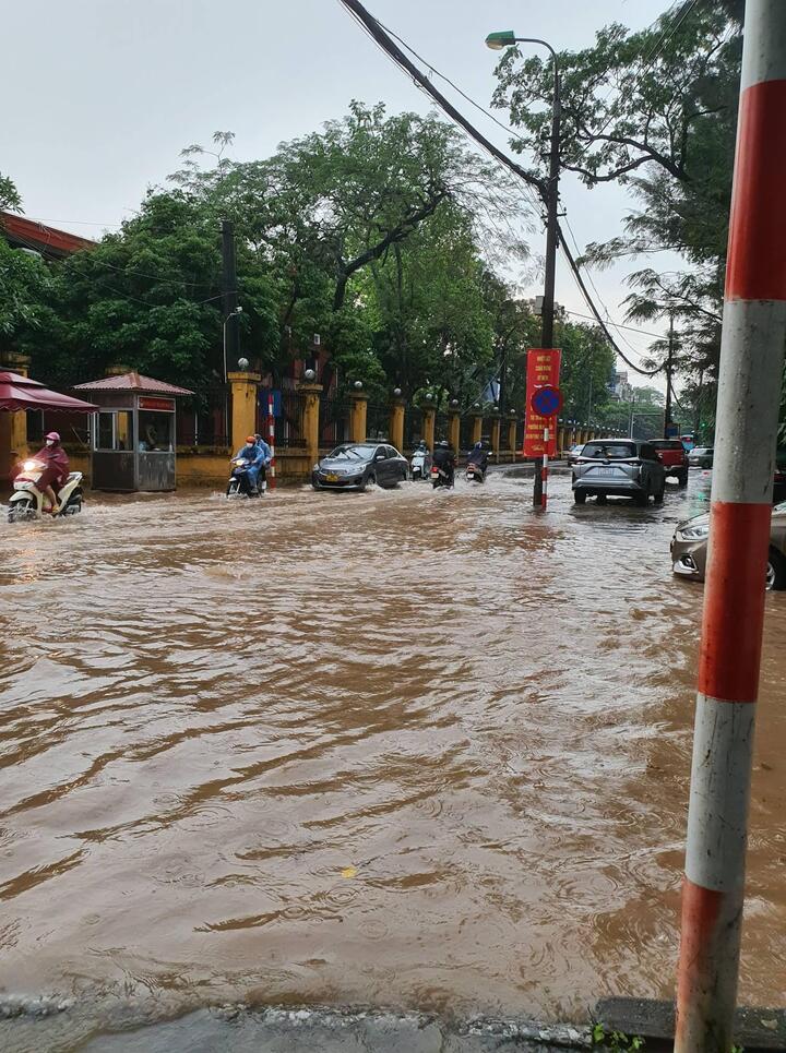 Cây đổ, đường ngập như sông ở Hà Nội sau cơn mưa lớn - 15