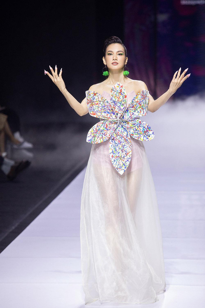 Anh Thư hoá 'nàng thơ', thần thái đảm nhận vị trí vedette trên sàn diễn - 4