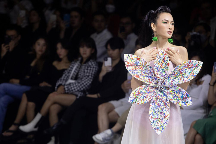 Anh Thư hoá 'nàng thơ', thần thái đảm nhận vị trí vedette trên sàn diễn - 5