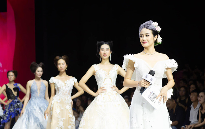 MC Phí Linh bị chồng 'dằn mặt' khi lần đầu diễn thời trang với trai trẻ - 4