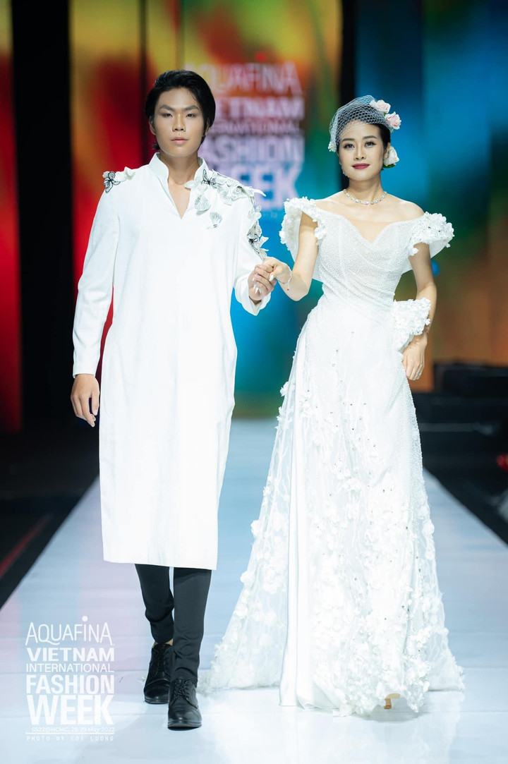 MC Phí Linh bị chồng 'dằn mặt' khi lần đầu diễn thời trang với trai trẻ - 1