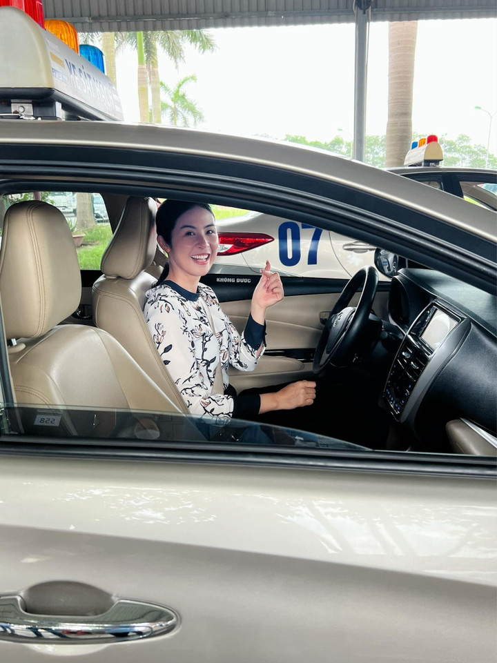 Sao Việt 31/5: Minh Tú tình tứ bên bạn trai Tây sau nghi vấn chia tay - 6