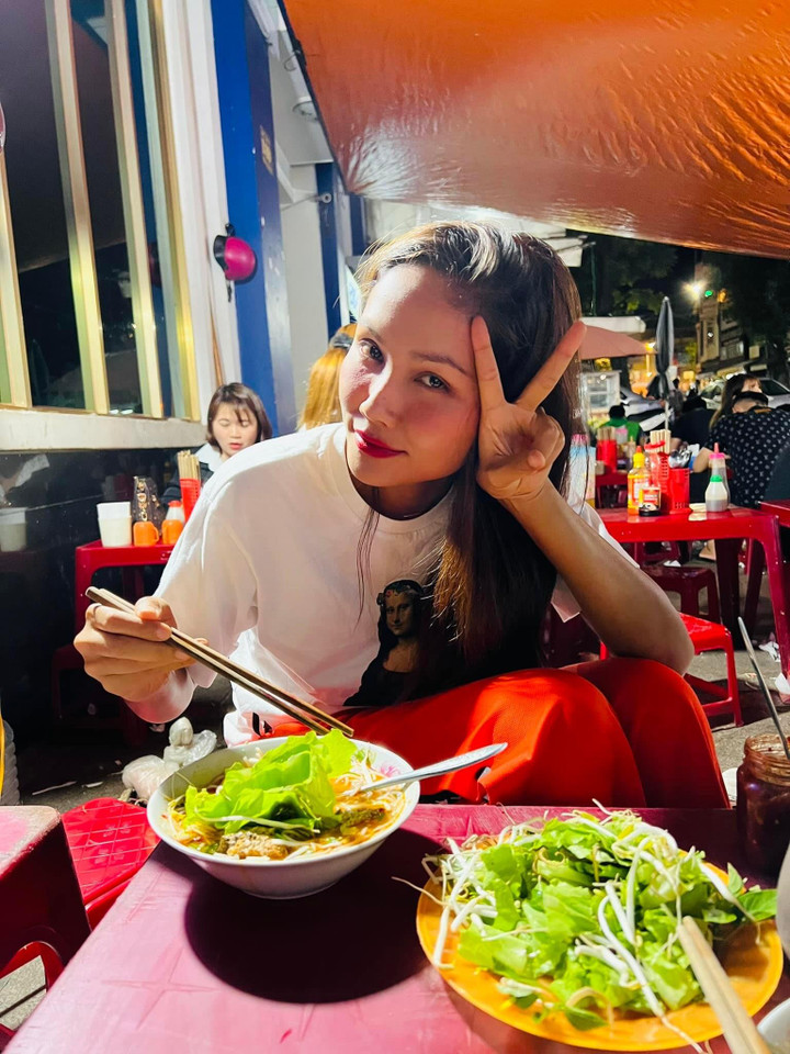 Sao Việt 31/5: Minh Tú tình tứ bên bạn trai Tây sau nghi vấn chia tay - 8