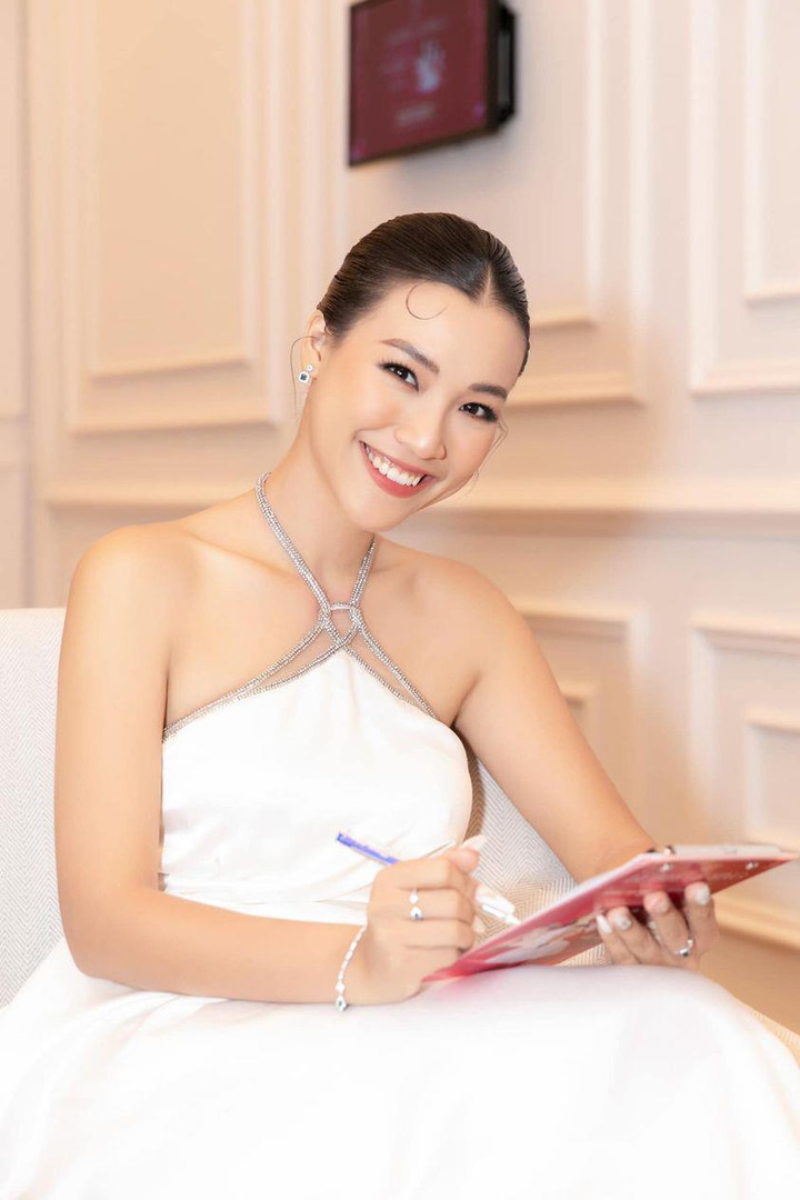 Sao Việt 31/5: Minh Tú tình tứ bên bạn trai Tây sau nghi vấn chia tay - 10