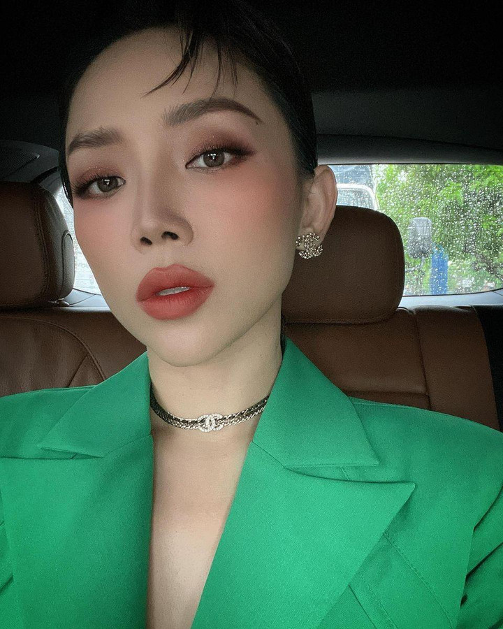 Sao Việt 31/5: Minh Tú tình tứ bên bạn trai Tây sau nghi vấn chia tay - 2