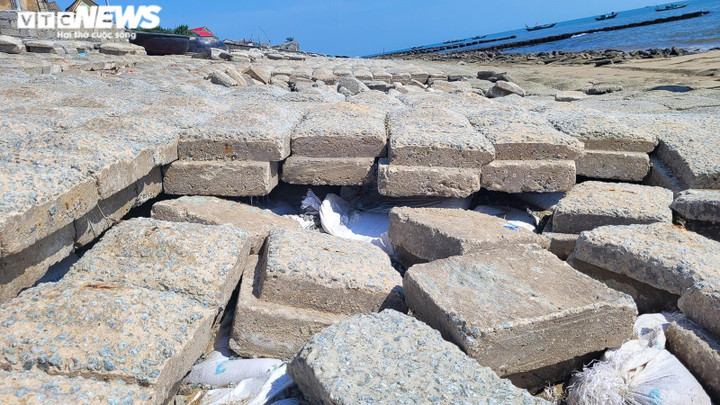 Hà Tĩnh: Dân sống bất an bên kè biển sạt lở nghiêm trọng - 3