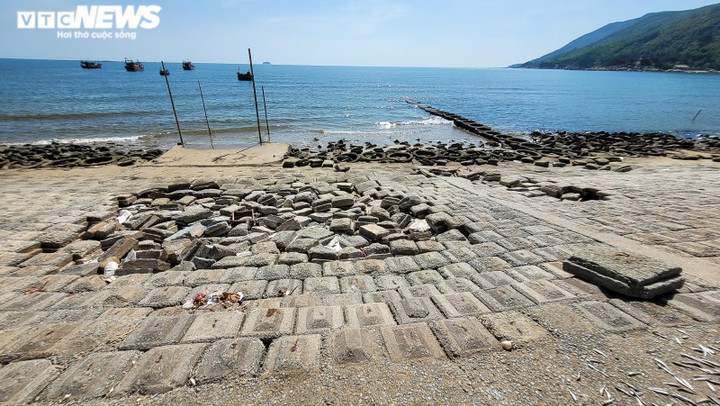 Hà Tĩnh: Dân sống bất an bên kè biển sạt lở nghiêm trọng - 5