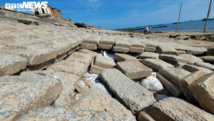 Hà Tĩnh: Dân sống bất an bên kè biển sạt lở nghiêm trọng - 4