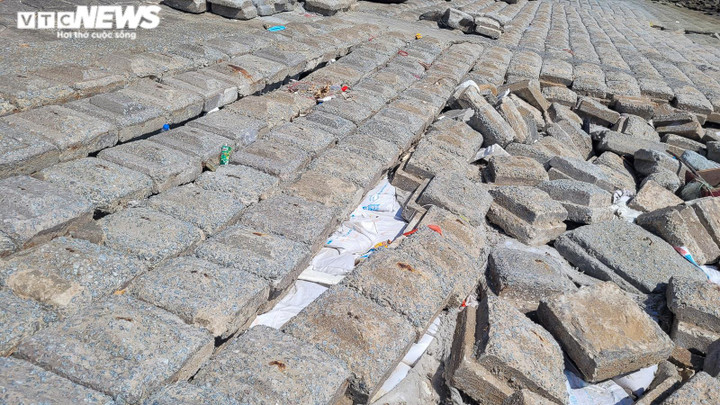 Hà Tĩnh: Dân sống bất an bên kè biển sạt lở nghiêm trọng - 2