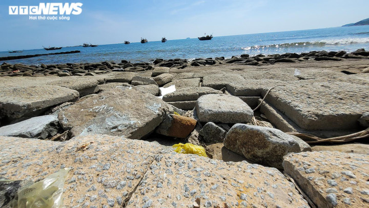 Hà Tĩnh: Dân sống bất an bên kè biển sạt lở nghiêm trọng - 7