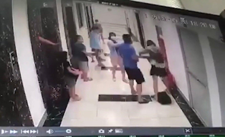 Hà Nội: Người đàn ông xô đẩy, tát phụ nữ đi cùng thang máy chung cư - 1