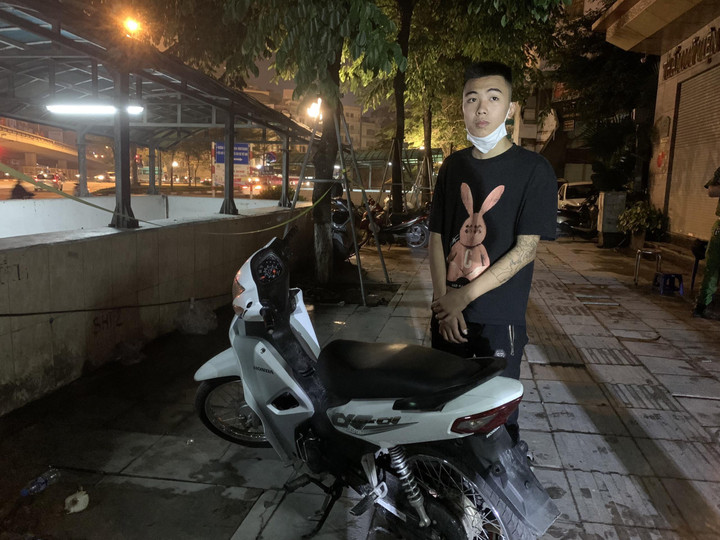 Nam thanh niên 5 tháng mất xe máy 2 lần, đều được Công an Hà Nội trao trả - 1