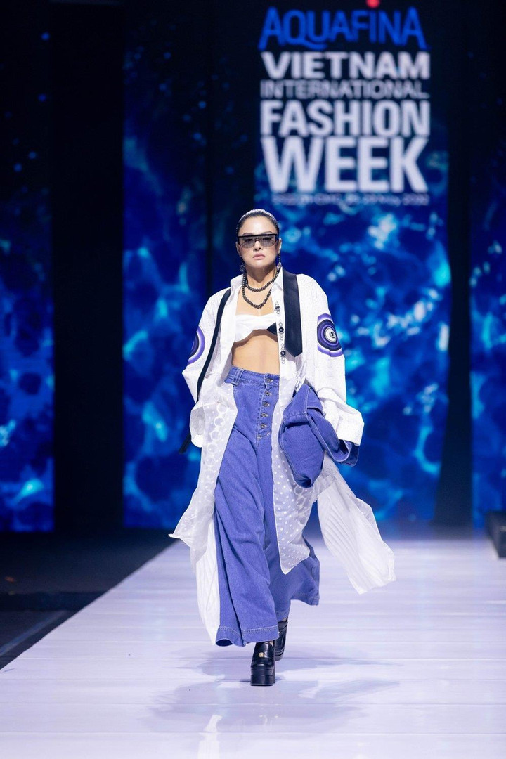 Loạt người đẹp từng 'vồ ếch', hụt chân khi trình diễn thời trang - 3