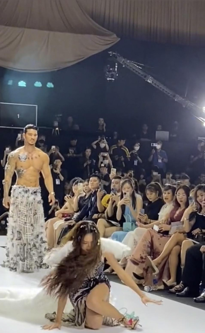 Loạt người đẹp từng 'vồ ếch', hụt chân khi trình diễn thời trang - 1