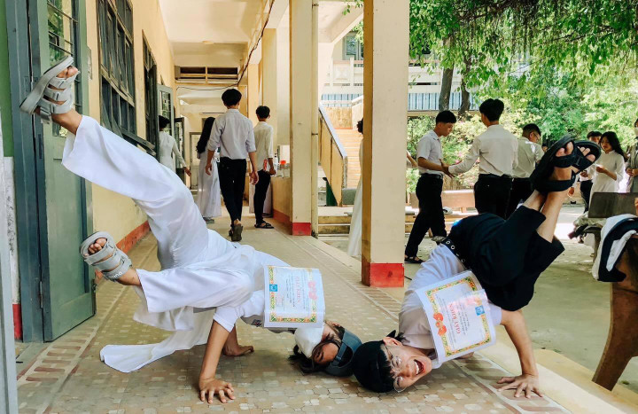 Muôn kiểu check-in bá đạo ngày bế giảng: Không có hài nhất, chỉ có hài hơn - 3