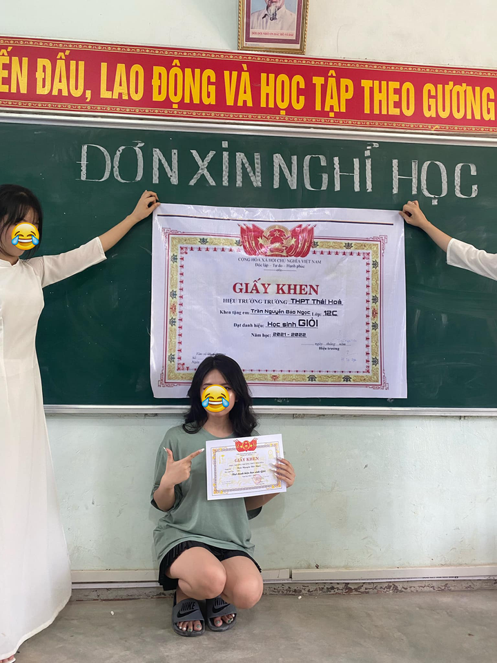 Muôn kiểu check-in bá đạo ngày bế giảng: Không có hài nhất, chỉ có hài hơn - 1