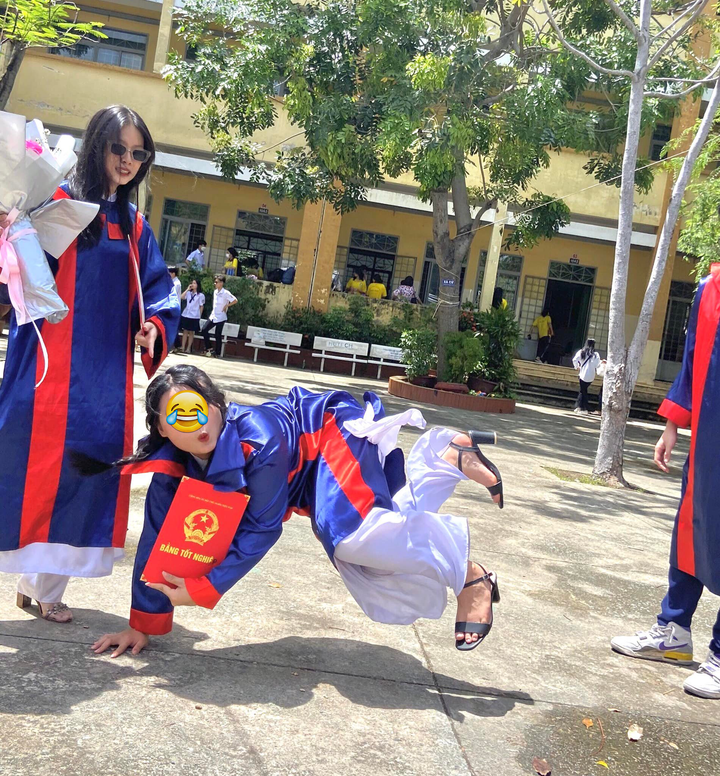 Muôn kiểu check-in bá đạo ngày bế giảng: Không có hài nhất, chỉ có hài hơn - 4