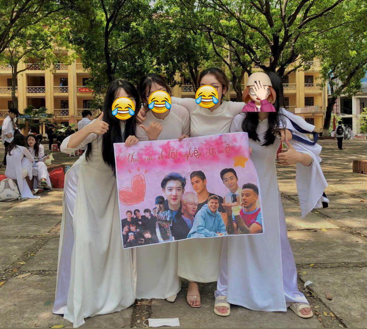 Muôn kiểu check-in bá đạo ngày bế giảng: Không có hài nhất, chỉ có hài hơn - 7