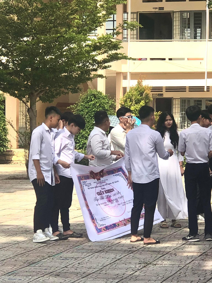 Muôn kiểu check-in bá đạo ngày bế giảng: Không có hài nhất, chỉ có hài hơn - 2