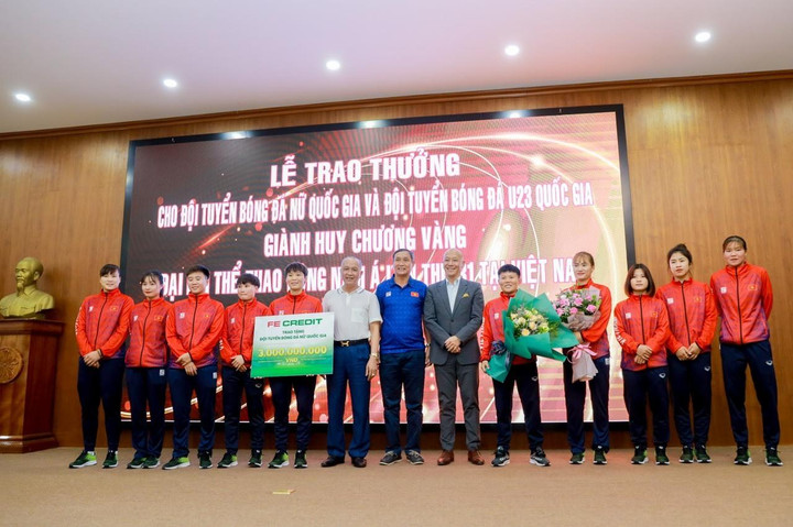 Đội tuyển bóng đá nữ Việt Nam nhận khoản thưởng nóng 3 tỷ đồng từ FE Credit - 3