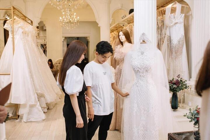 Sao Việt 1/6: Phan Hiển đưa Khánh Thi đi thử váy cưới - 1