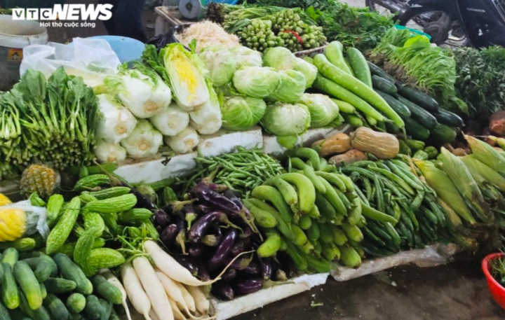 Bà nội trợ phát hoảng vì rau xanh bỗng đội giá gấp đôi - 1