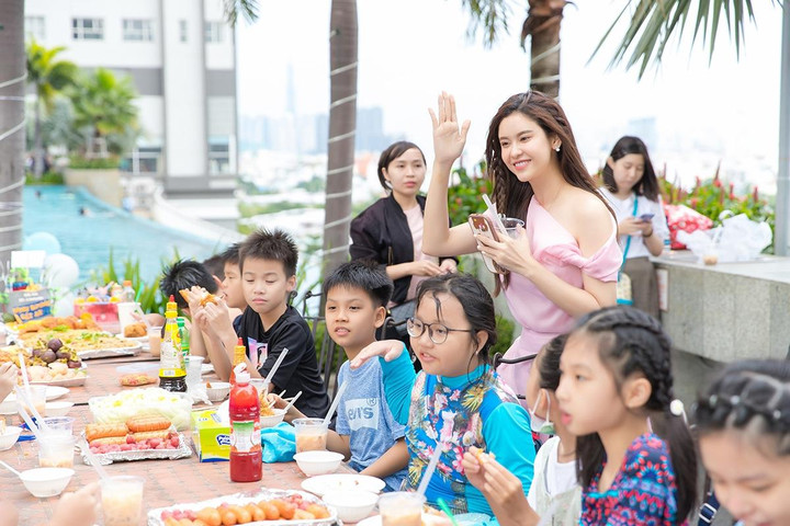 Trương Quỳnh Anh rạng ngời trong tiệc sinh nhật của con trai - 4