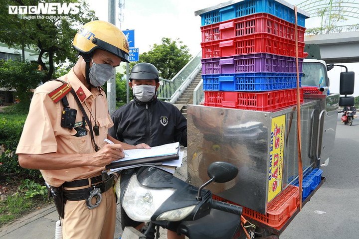 Bị CSGT TP.HCM phạt tiền triệu vì lái xe tự chế, tài xế doạ bỏ luôn xe - 2