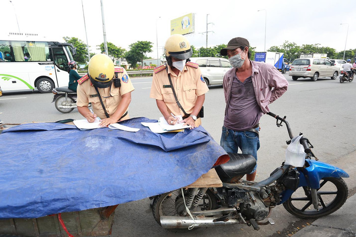 Bị CSGT TP.HCM phạt tiền triệu vì lái xe tự chế, tài xế doạ bỏ luôn xe - 1