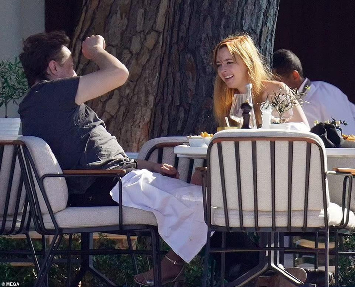 Tỷ phú Elon Musk công khai yêu người mới - 10