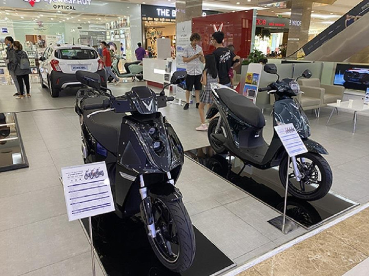 Giá xăng cao kỷ lục, nhiều người chuyển hướng mua xe điện - 2