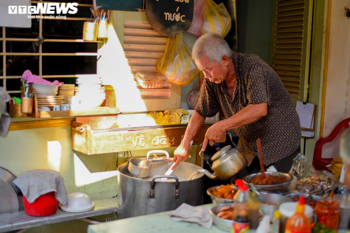 Quán cháo đong đầy nghĩa tình ở TP.HCM, suốt 10 năm chỉ bán giá 1.000 đồng - 3